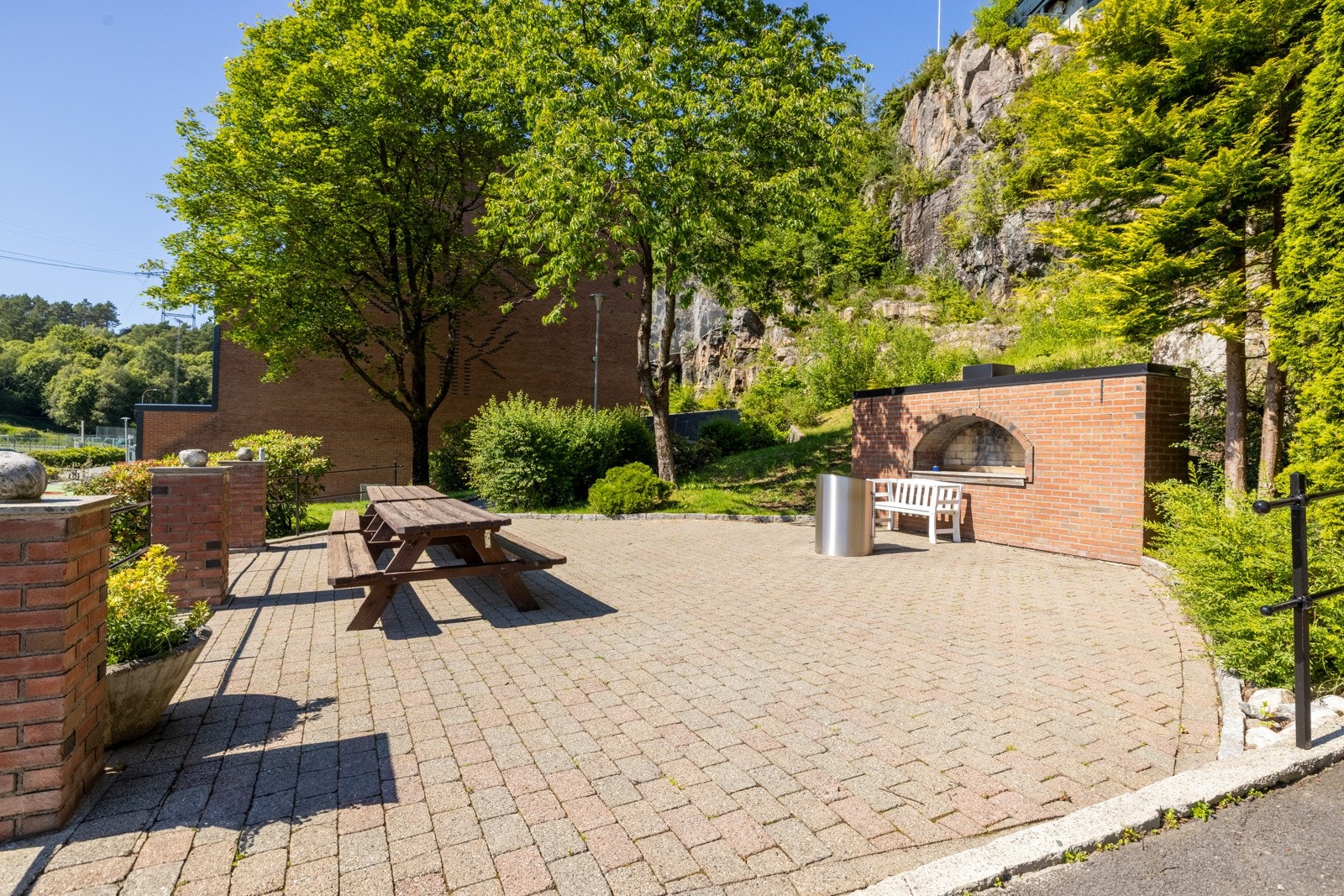 Like utenfor døren finner man en rekke lekeplasser, store grøntareal og idrettsanlegg. Galleribilde