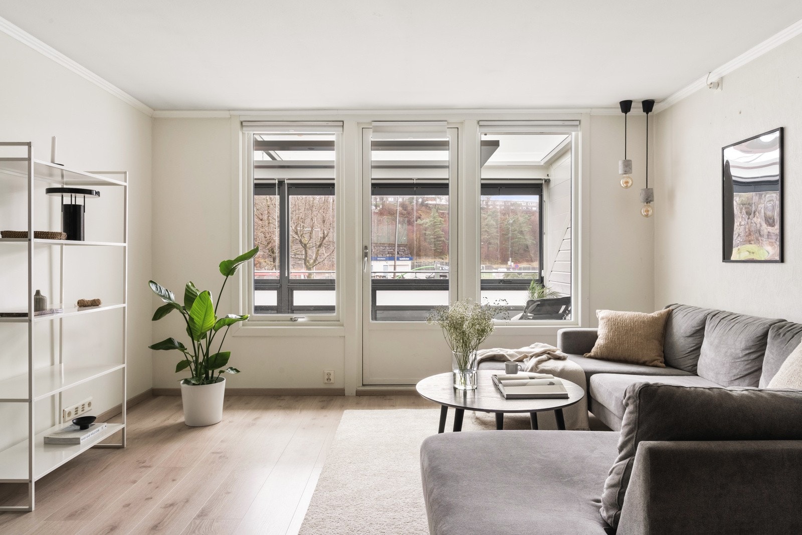 Stuen har store vindusflater som gir rikelig med lys-innslipp. Galleribilde