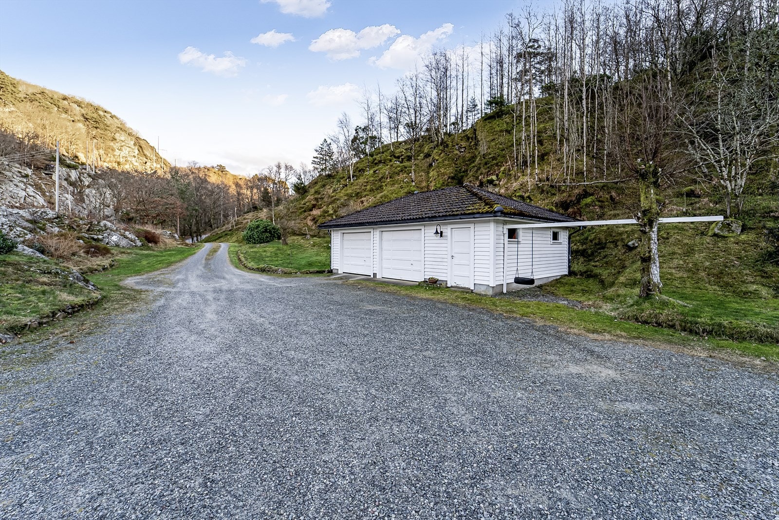 Romslig tomt med gode parkeringsmuligheter. Galleribilde