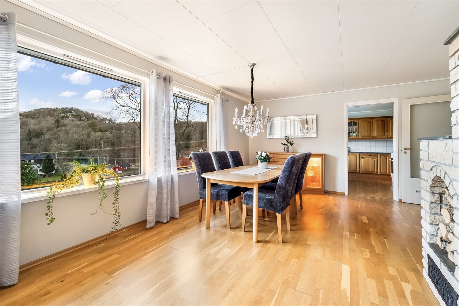 Lys stue med store vindusflater og godt lysinnslipp. Galleribilde