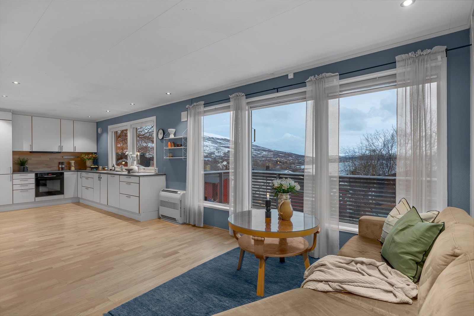 Leiligheten fremstår som lys og trivelig Galleribilde