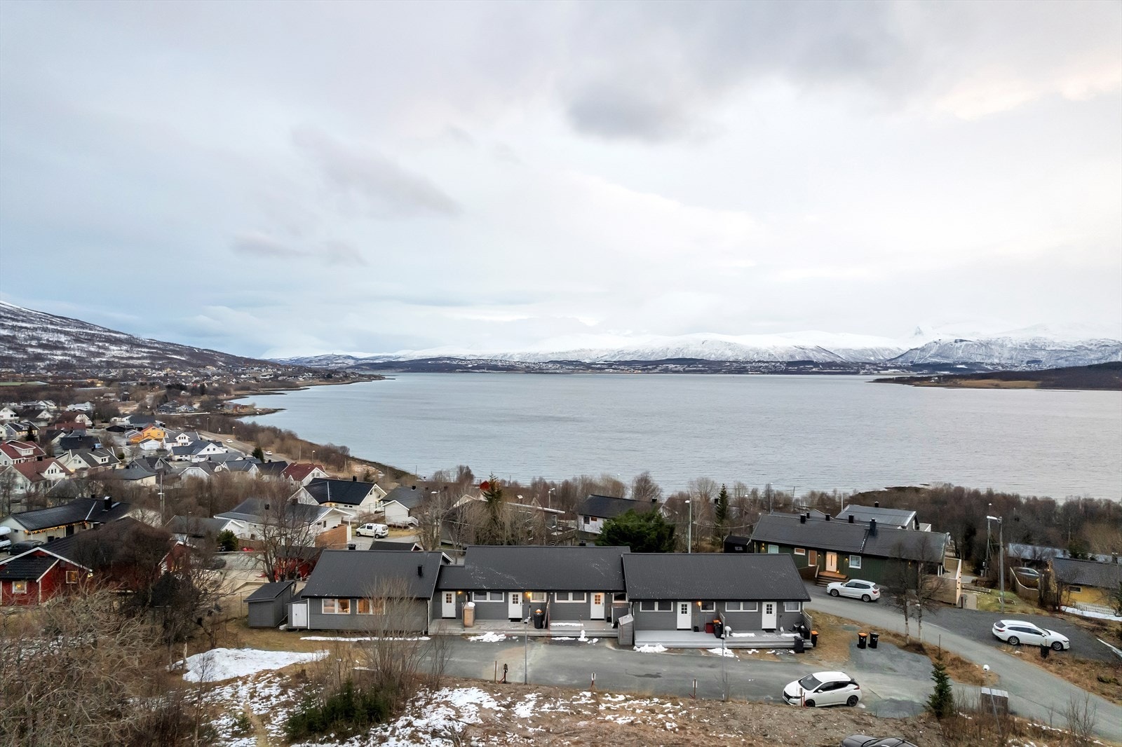 Det er kort veg til både barnehager, skoler, nærbutikk og ikke minst den fantastiske naturen som ligger rett utenfor stuedøra Galleribilde