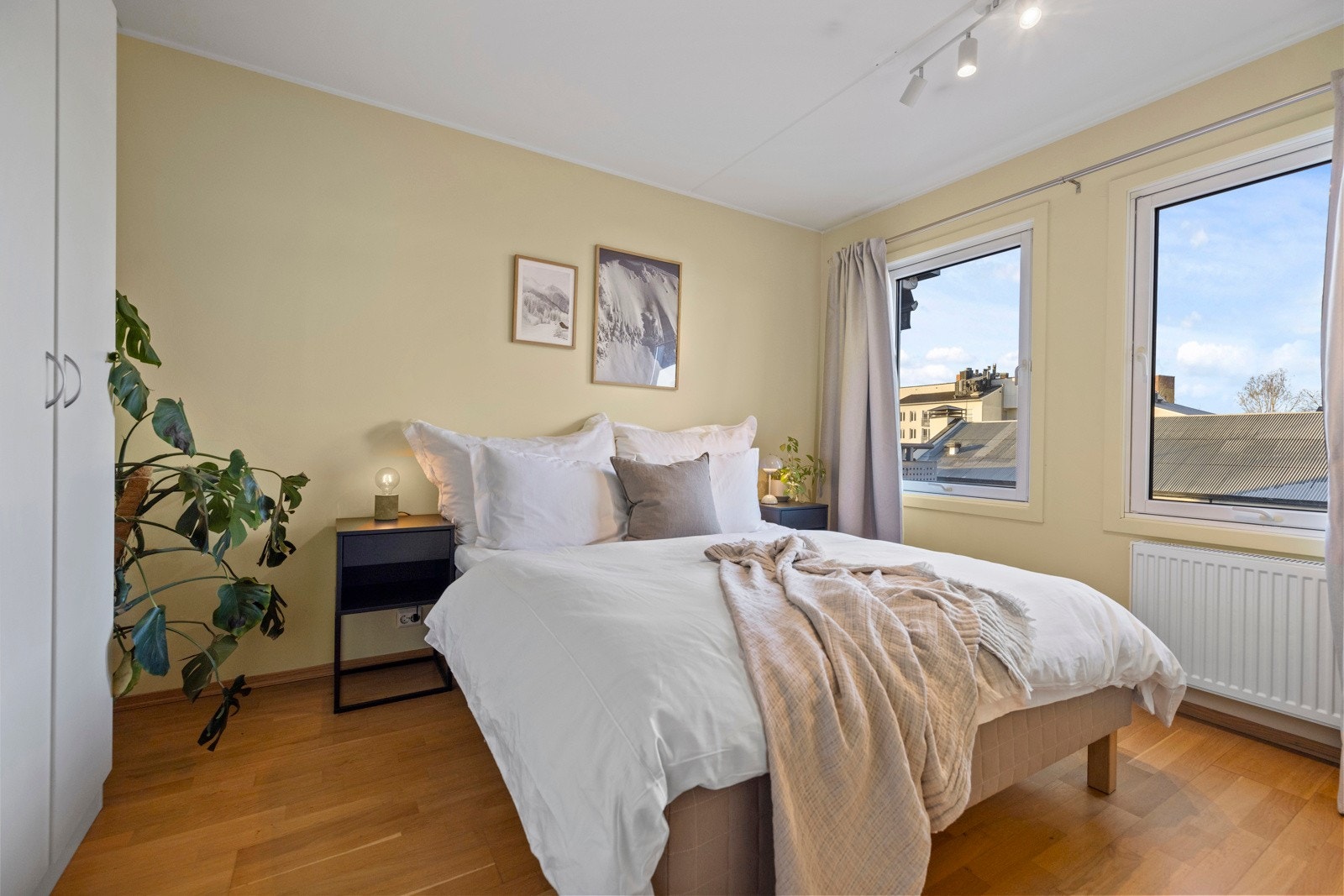 Soverommet er av god størrelse med plass til dobbeltseng, nattbord og garderobeskap. Galleribilde