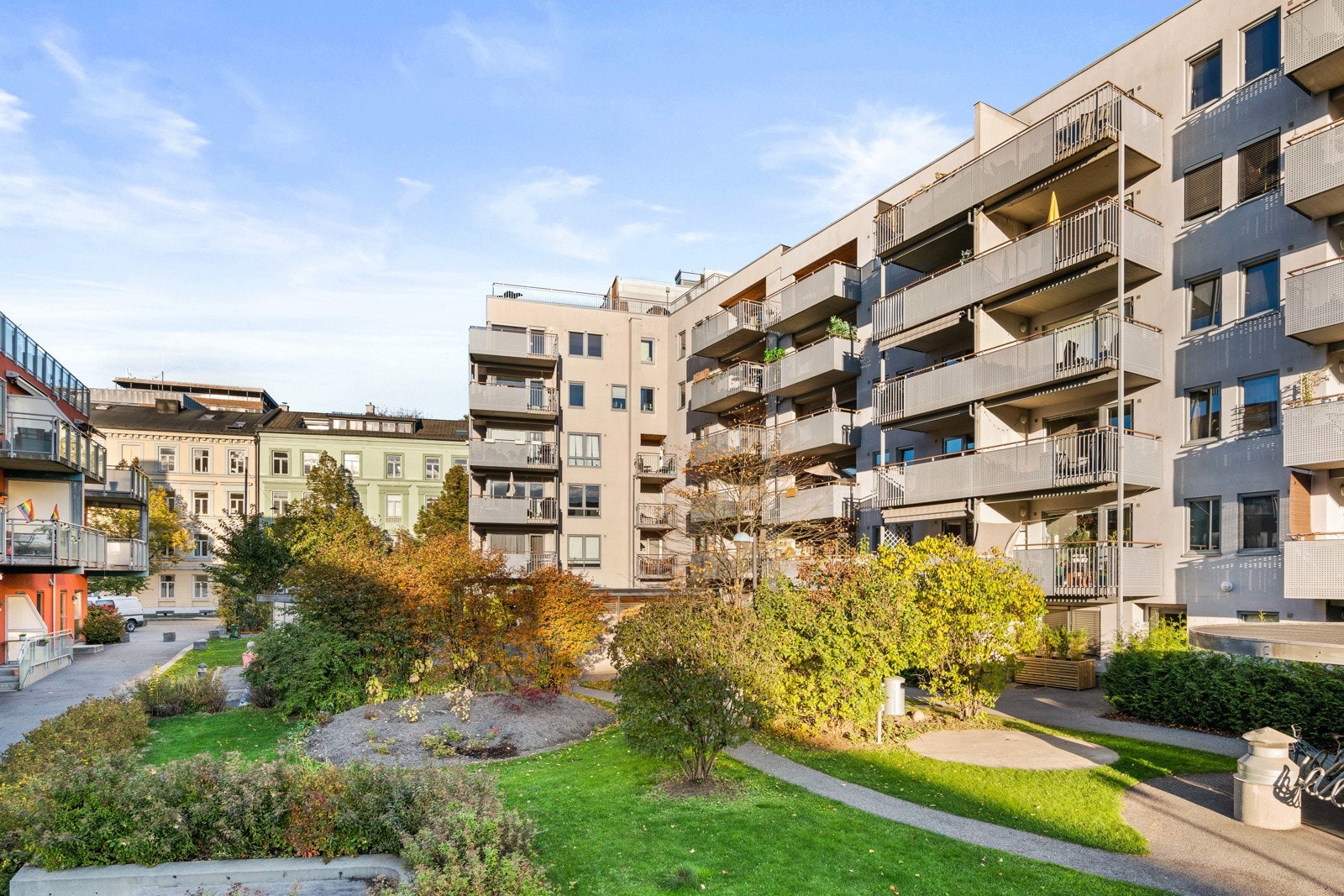 På sommerhalvåret er bakgården grønn og frodig. Galleribilde