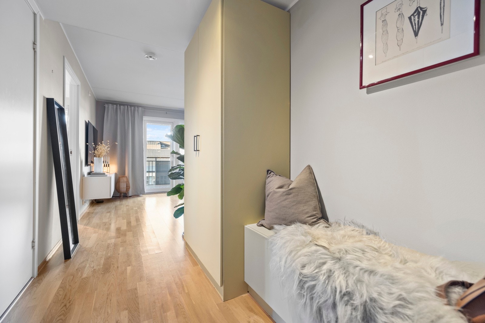 Boligen har en innbydende og praktisk entré. Her er det plass til sittebenk med oppbevaringsmuligheter og skap. Galleribilde