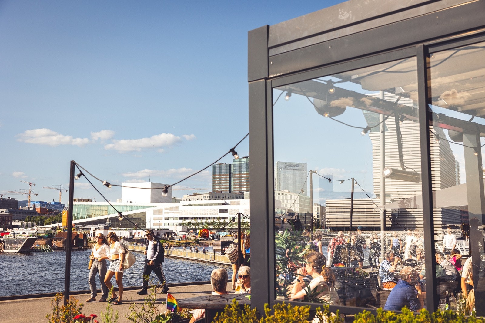 På Sørenga er det bademuligheter på sommerstid og koselige restauranter med nydelig sjøutsikt. Galleribilde