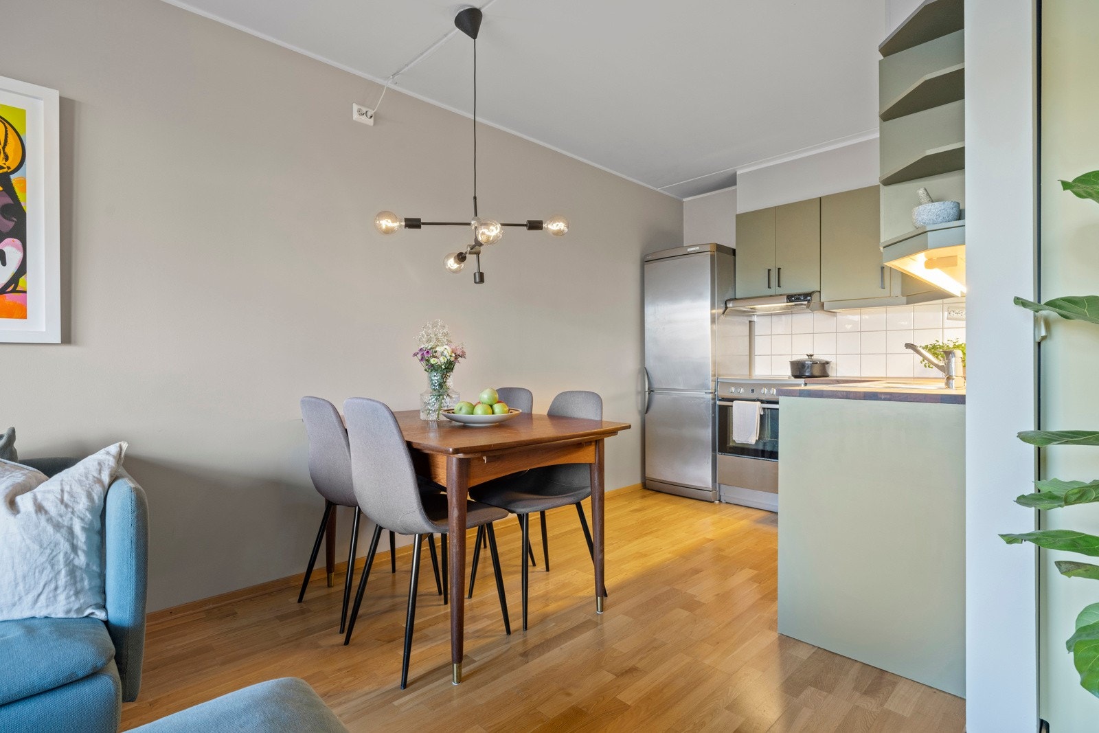 Kjøkkenet er utstyrt med glatte fronter og en heltre benkeplate som gir et tidløst og moderne preg. Galleribilde