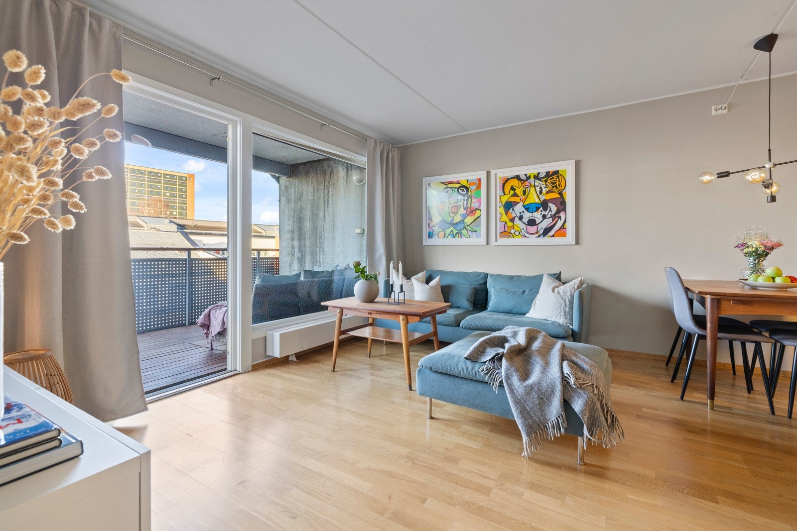 Det er god plass til både sofagruppe, spisegruppe og annet ønsket møblement. Galleribilde