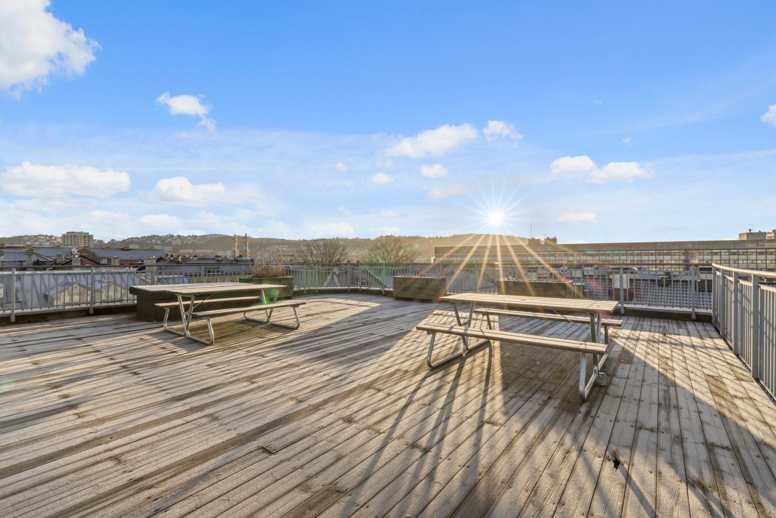 Boligen har heisadkomst og tilgang til en solrik felles taketrrasse med panoramautsikt. Galleribilde