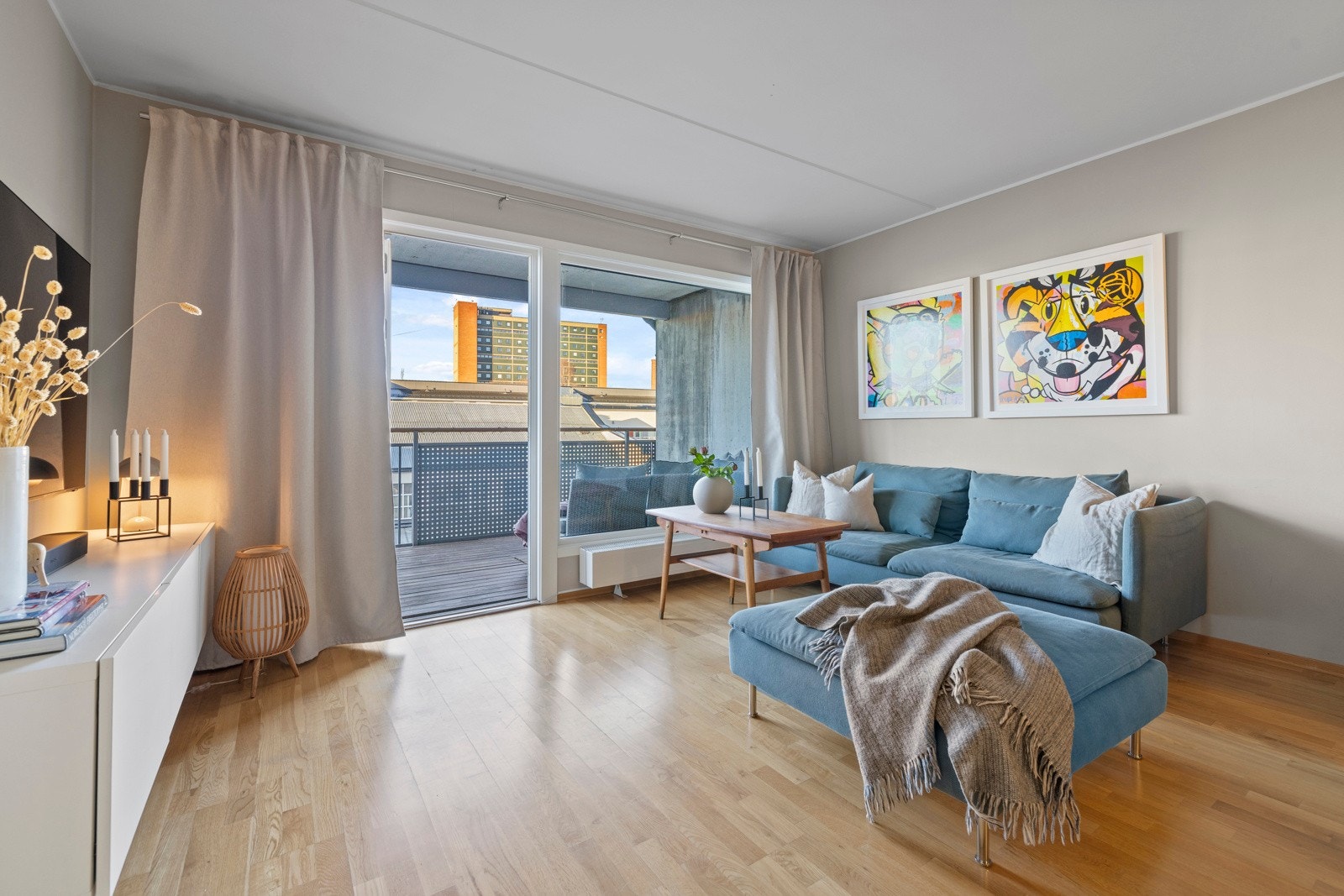 Boligen har en åpen stue-/kjøkkenløsning av god størrelse. Galleribilde