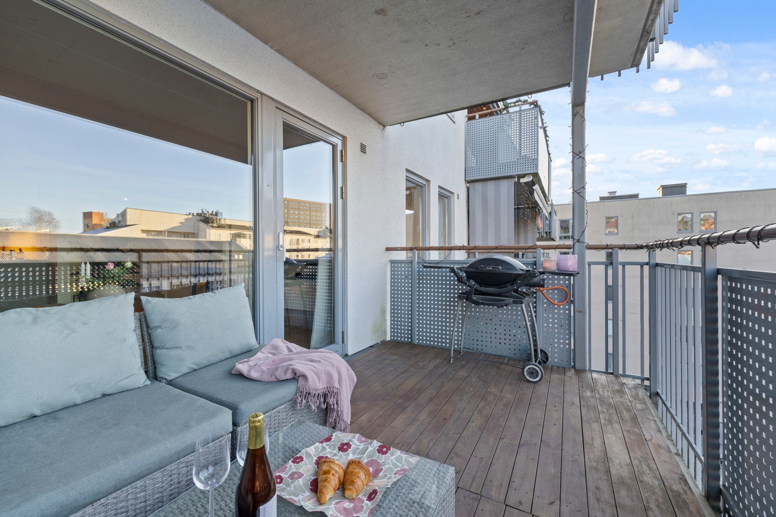 Her er det plass til både utemøbler og grill, og du kan nyte utsikten over bakgården. Galleribilde