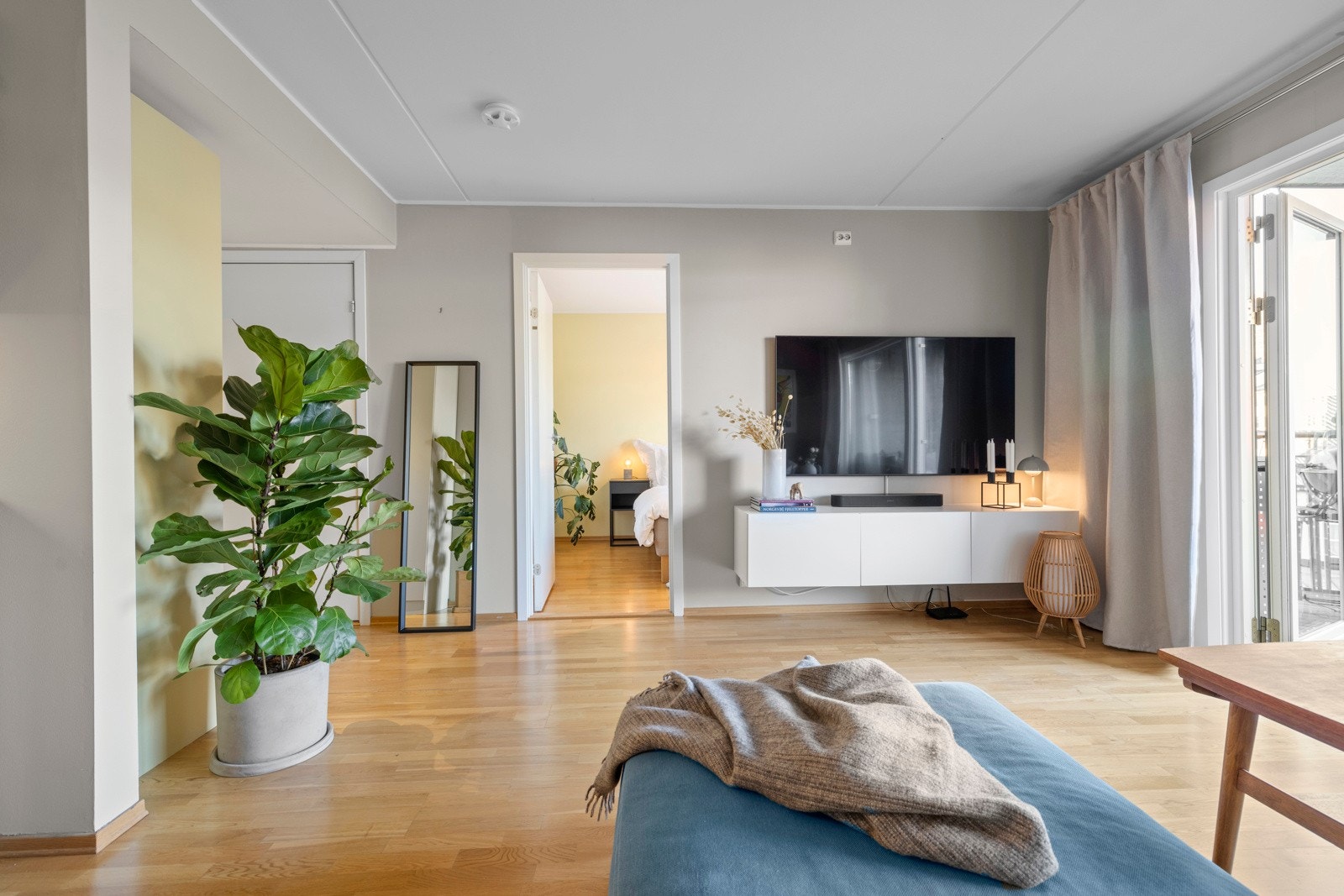 Radiatorer med vannbåren varme og parkett på gulvene sørger for komfort gjennom hele året. Galleribilde