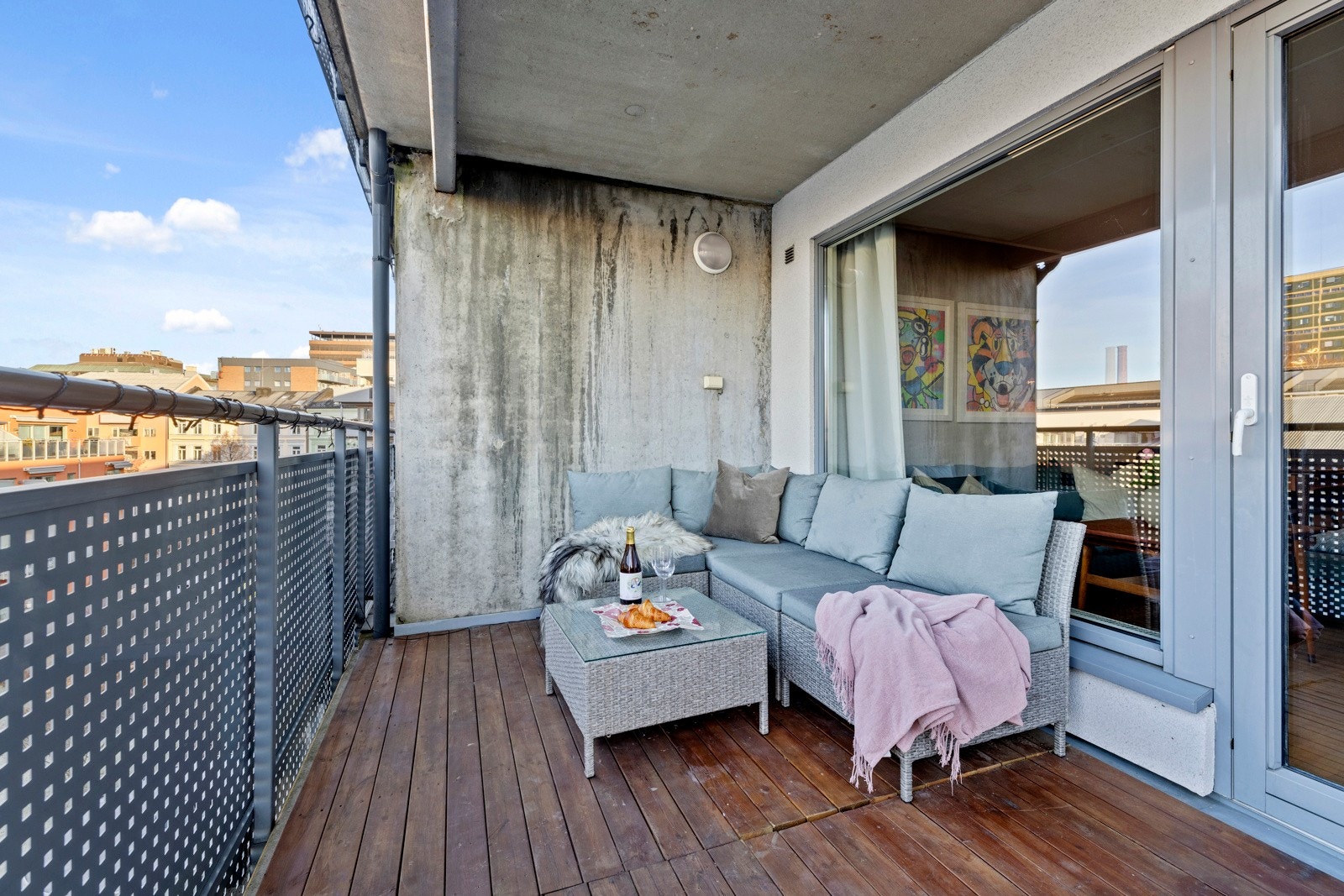 Videre er det utgang til en nordøstvendt balkong på 9 kvm. Dette blir en hyggelig utstrekker av boligen. Galleribilde