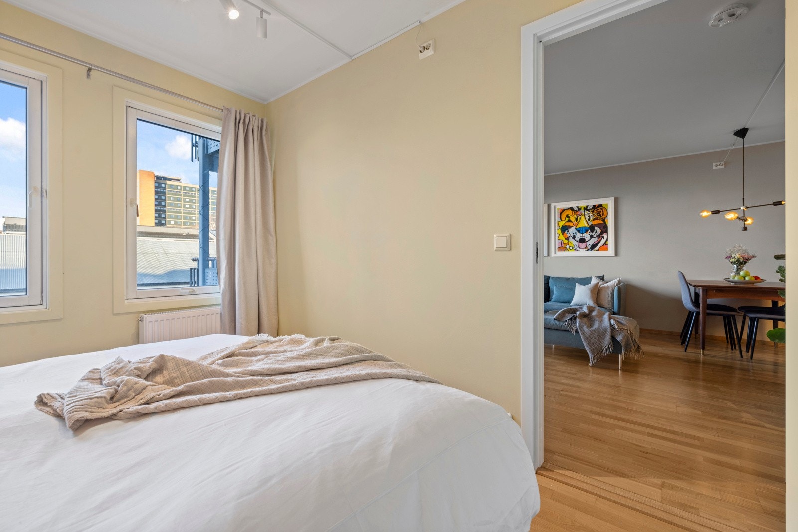 Praktisk skyvedør for maksimal plassutnyttelse. Galleribilde