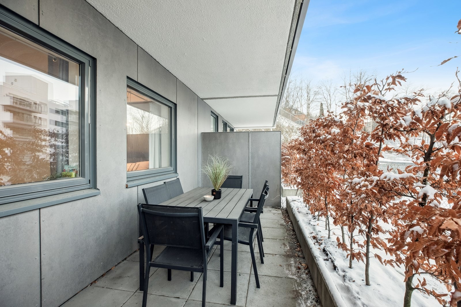 Det er meget god plass til sittegrupper, grill, beplantning m.m Galleribilde