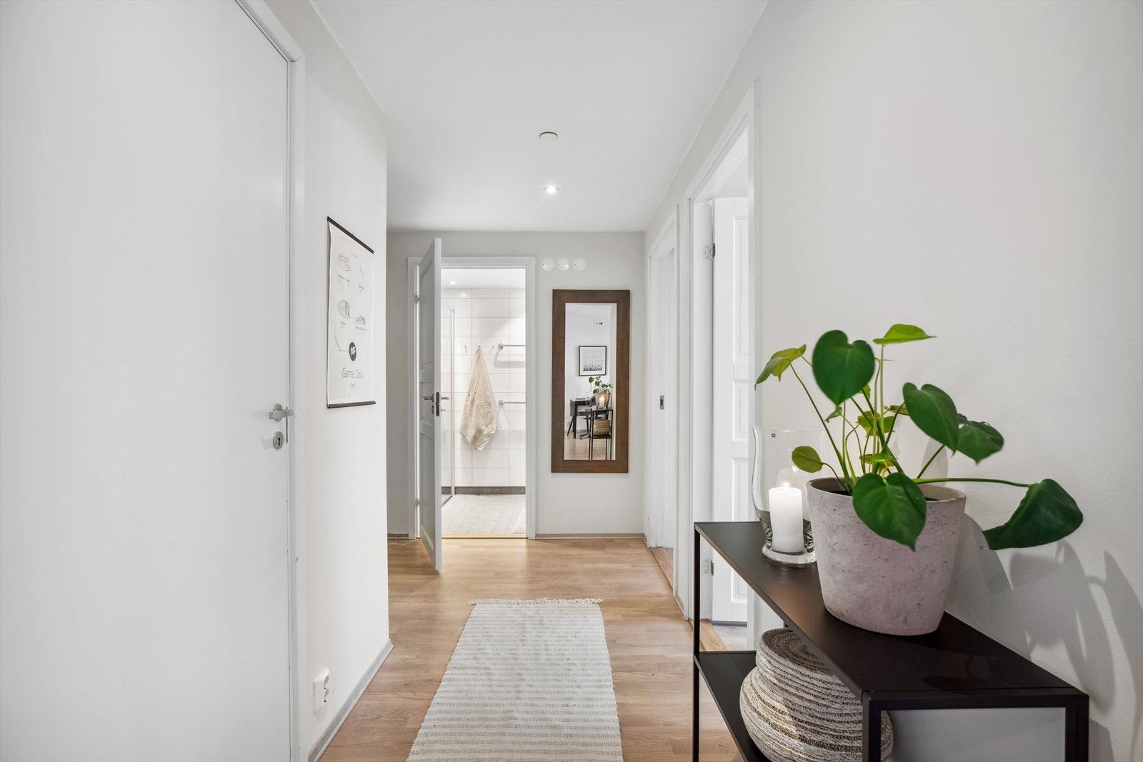 Gangen leder oss videre til boligens resterende rom. Bak døren til venstre finner vi den innvendige boden - et praktisk rom med god oppbevaringsplass. Galleribilde