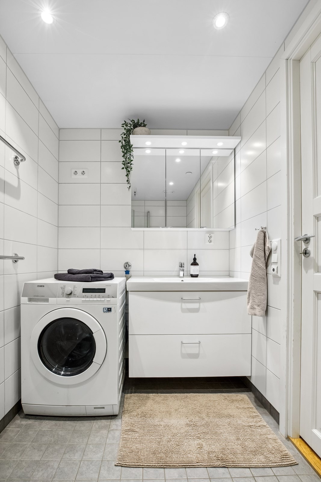 Innredning består av servantskap med heldekkende servant, overskap med speildører, vegghengt wc og dusjhjørne med svingdører. Det er opplegg for vaskemaskin. Galleribilde