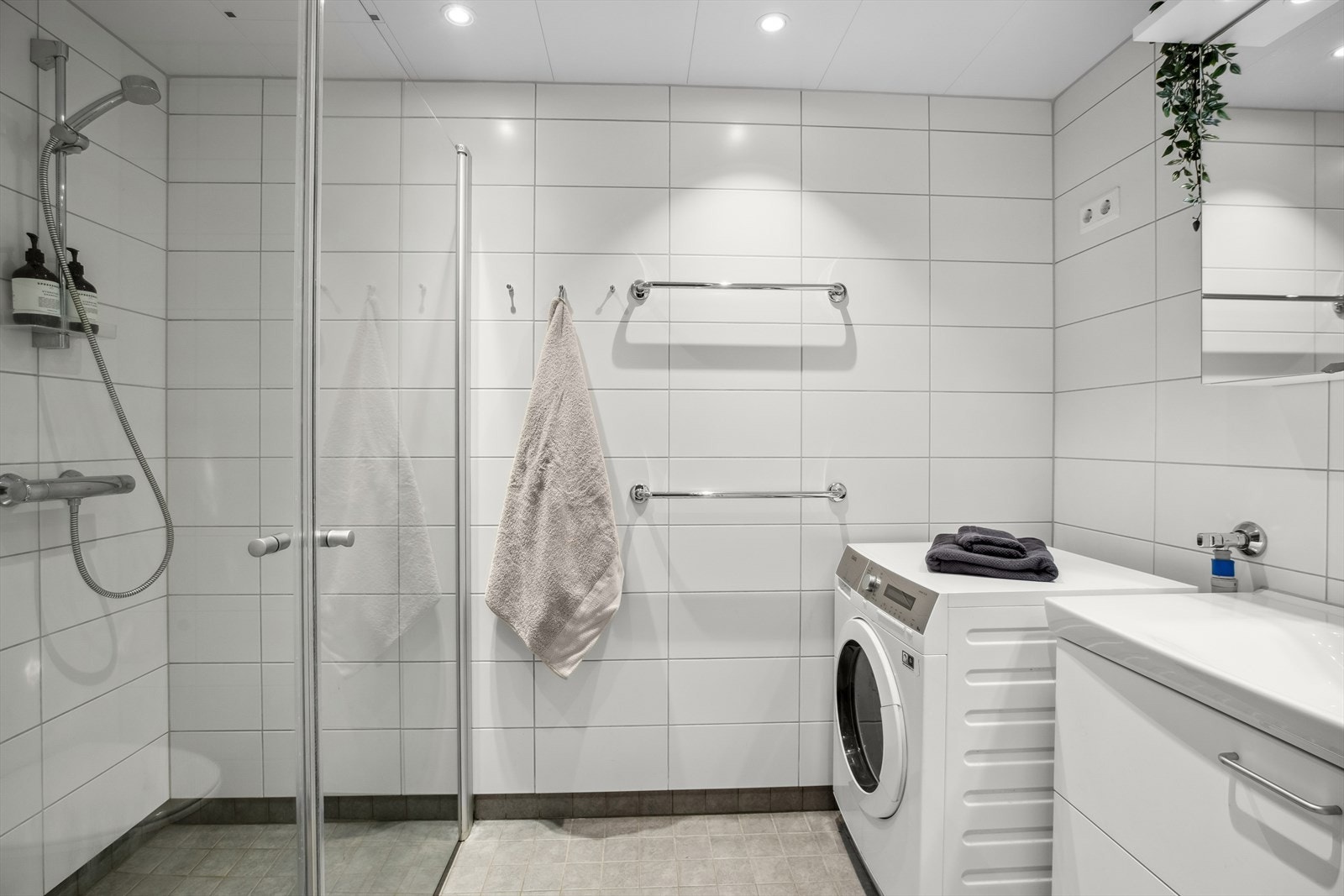 Badet er lyst og romslig med tidløse fliser på vegger og gulv. Galleribilde