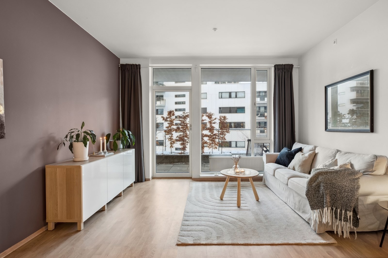 I stuen er det vinduer fra gulv til tak. Døren leder oss ut til terrassen. Galleribilde