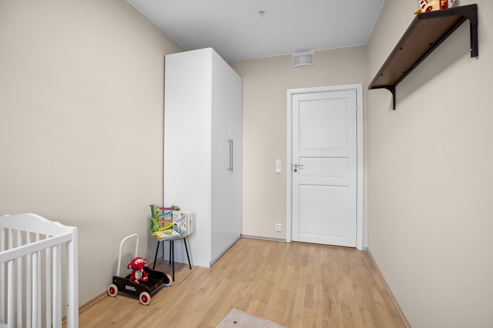 Garderobeskapet medfølger. Galleribilde