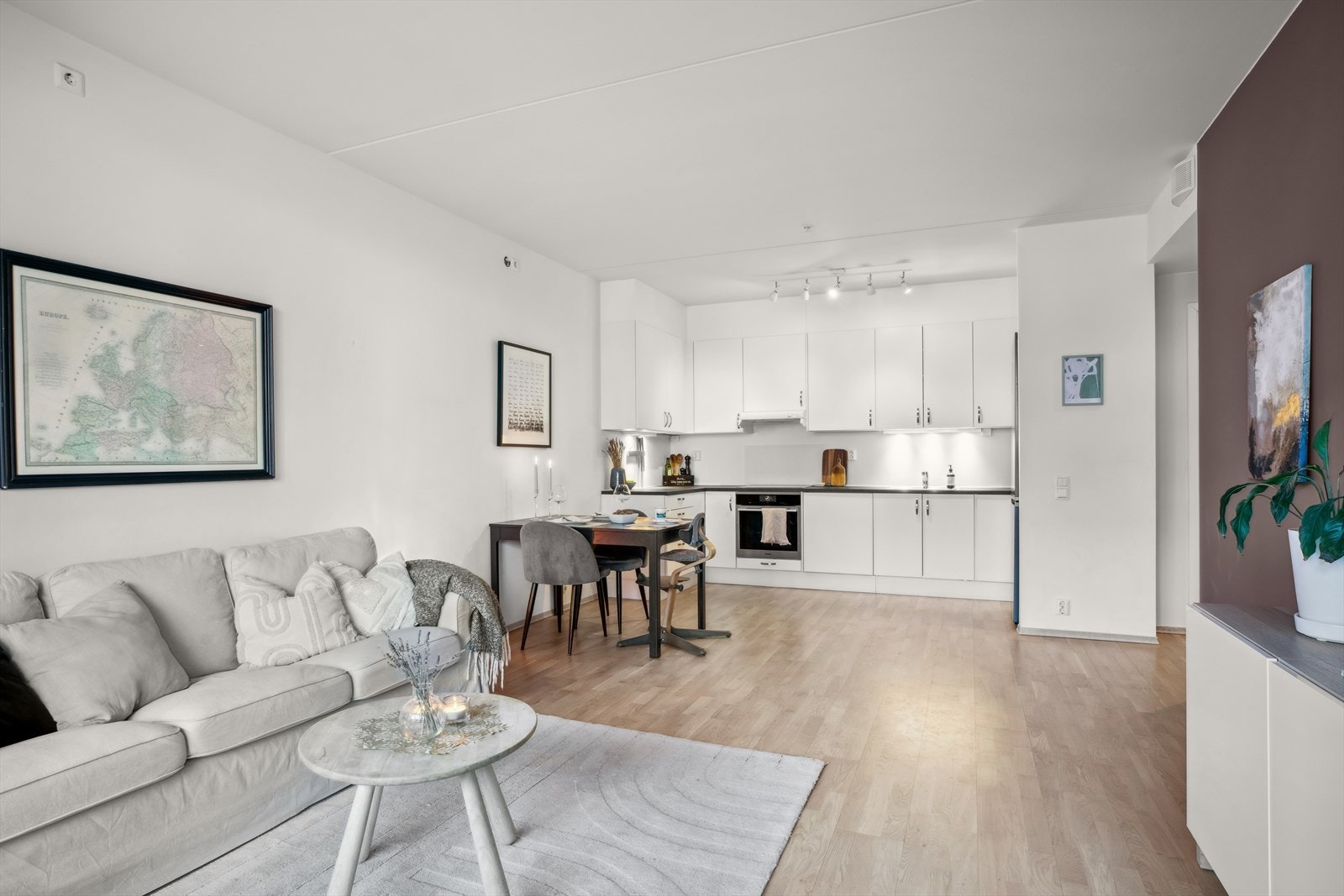 Den åpne kjøkkenløsningen gjør matlagningen både hyggelig og sosial. Galleribilde