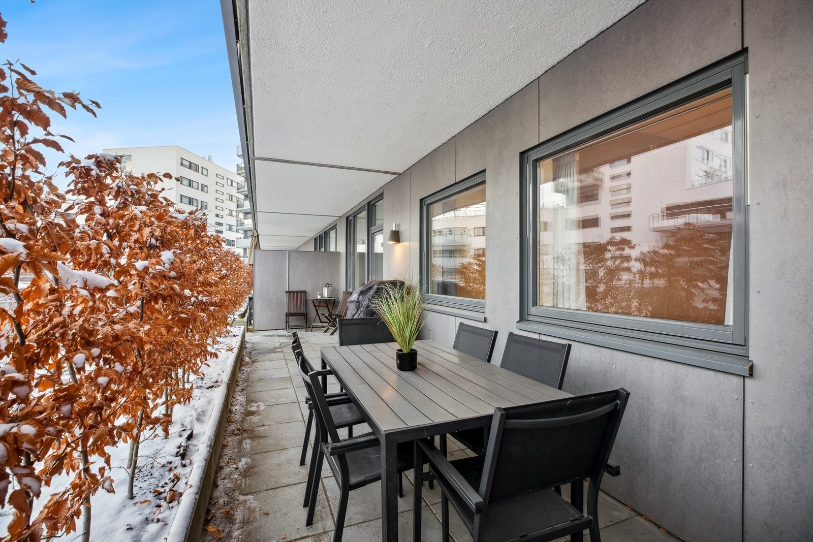 Terrassen måler hele 18 kvm og vender mot sørøst. Galleribilde