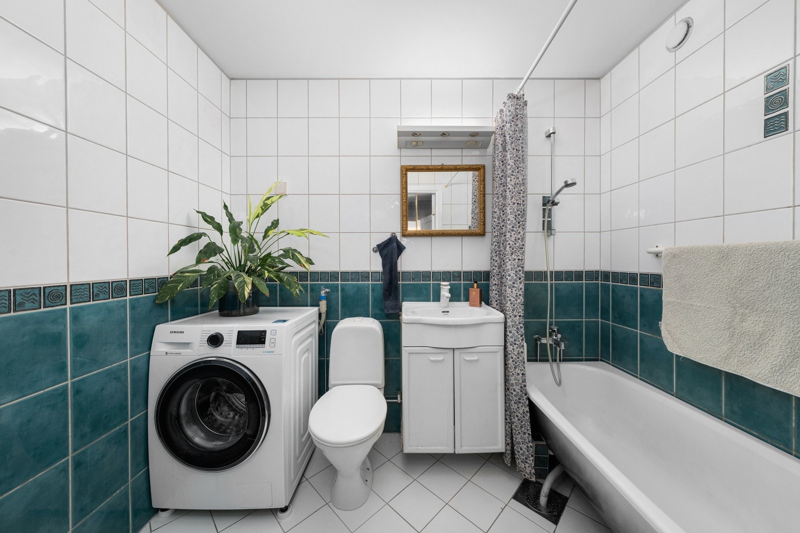 Badet har flislagte gulv og vegger. Varmekabler i gulv. Galleribilde