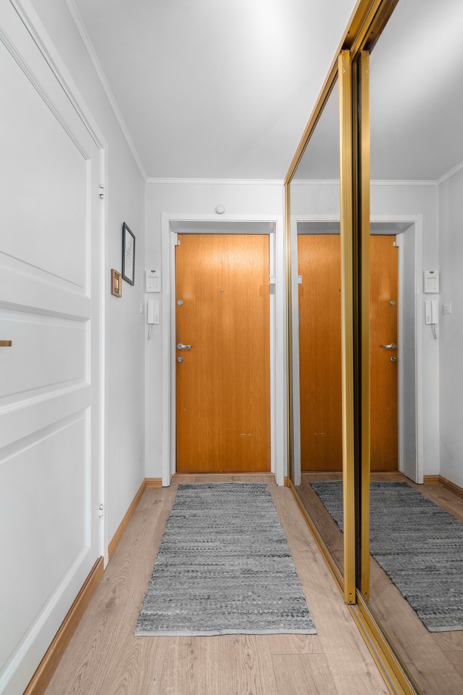 Entréen har en stor skyvedørsgarderobe med speilfronter Galleribilde