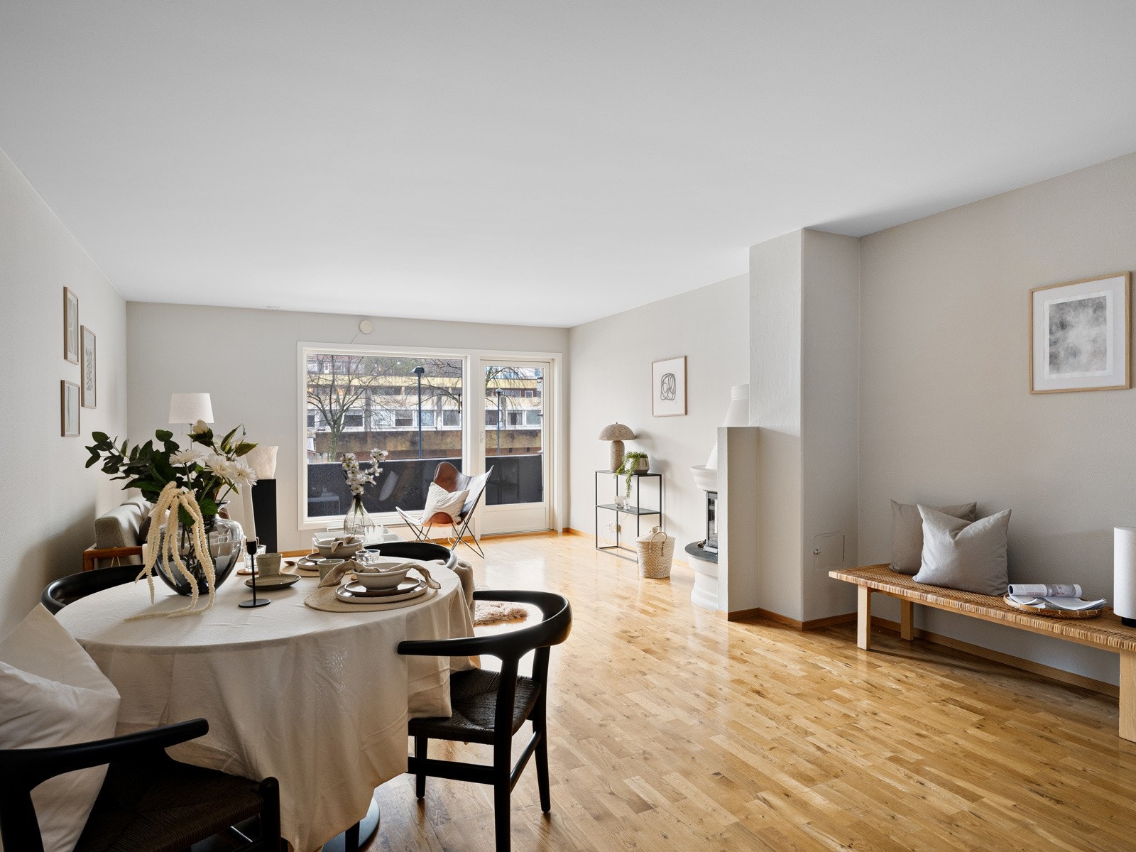 Romslig og god stue med god plass til sittegruppe og spisebord Galleribilde