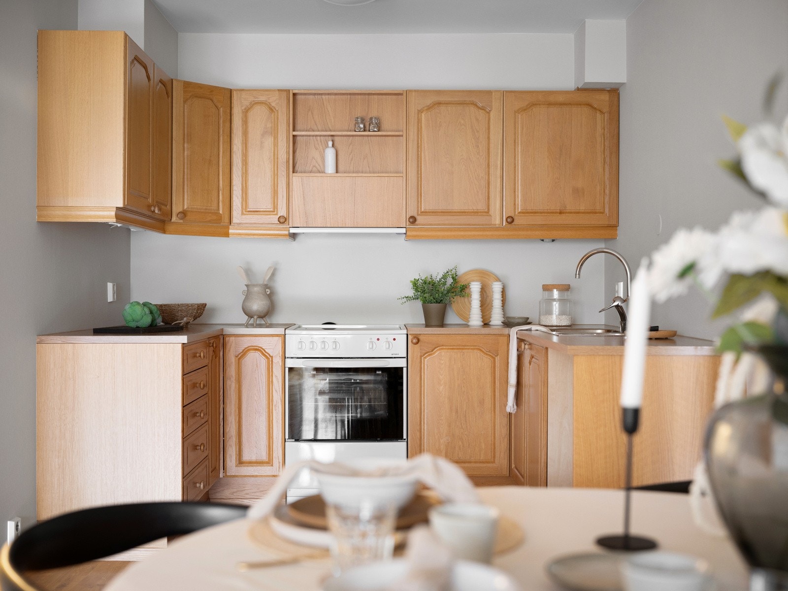 Kjøkken med god skap- og benkeplass Galleribilde