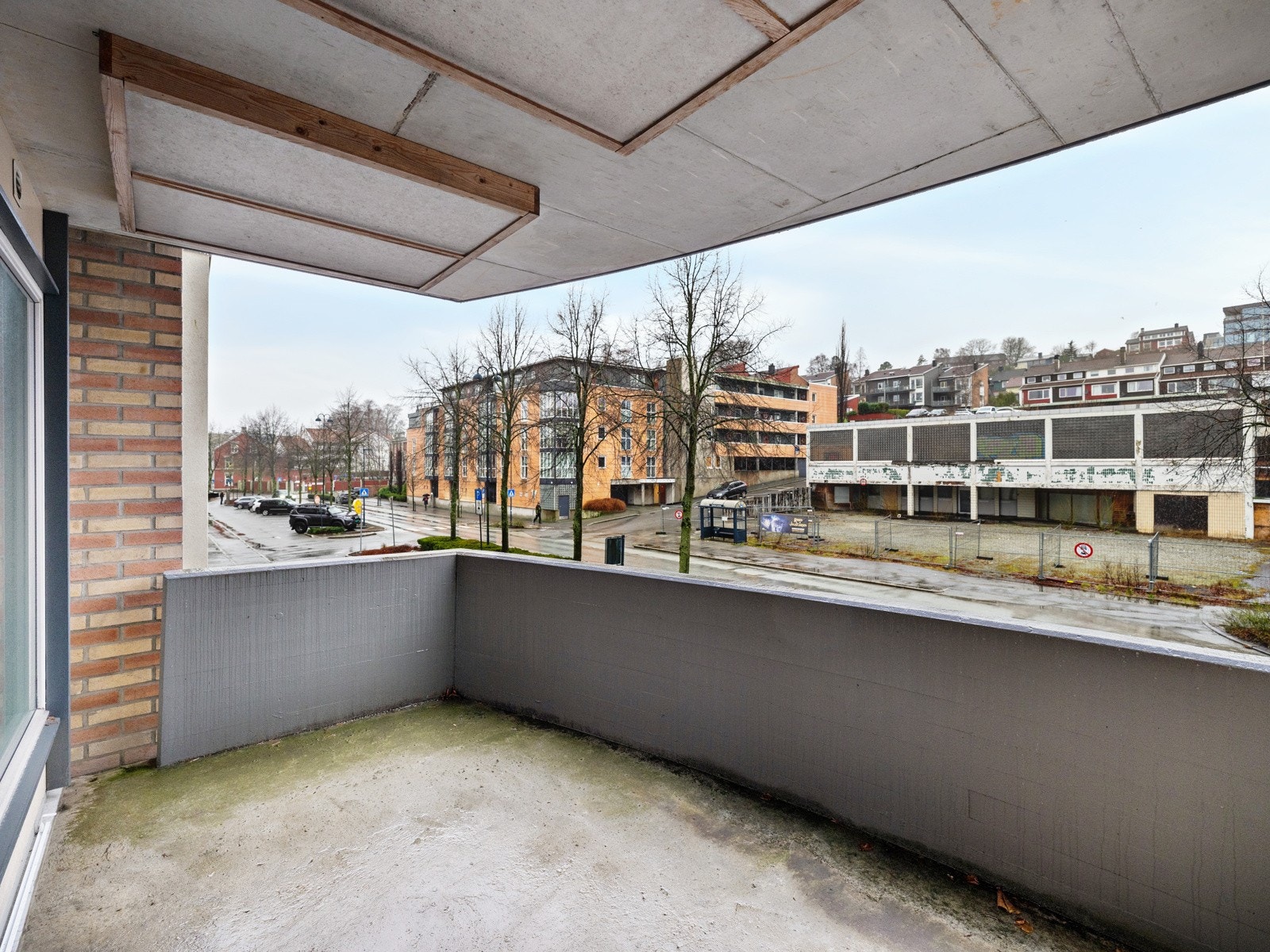 Stor balkong mot vest med plass til utemøblene Galleribilde