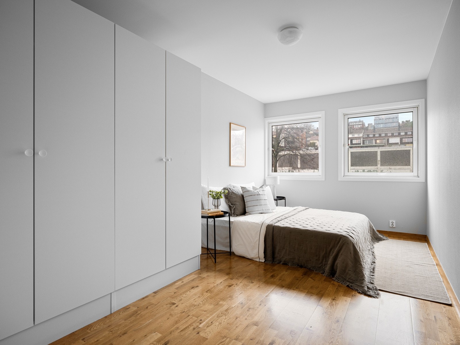 Soverom med plass til dobbeltseng og garderobeskap Galleribilde