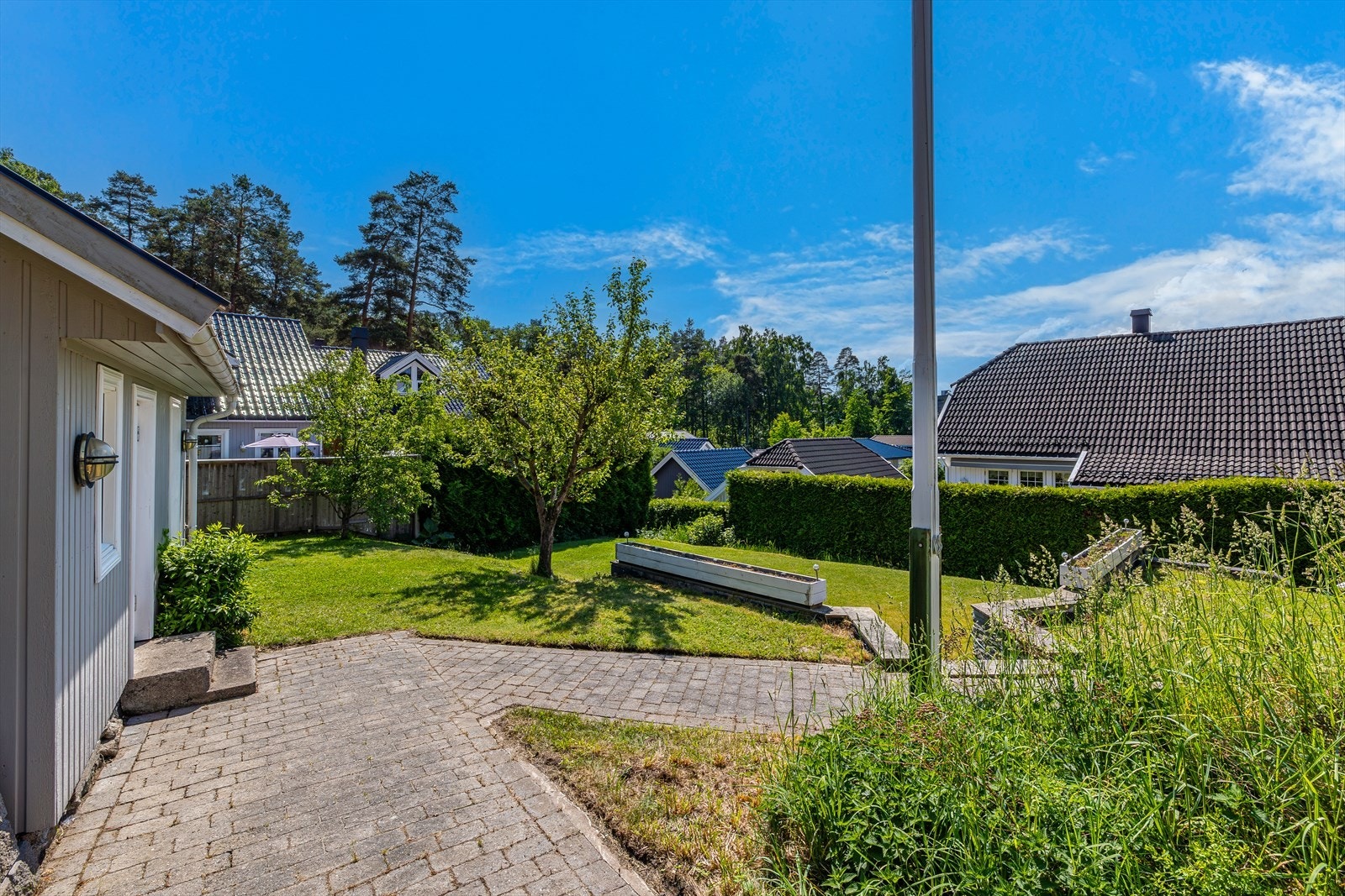 Flotte gangveier i hagen med beleggningsstein. Galleribilde