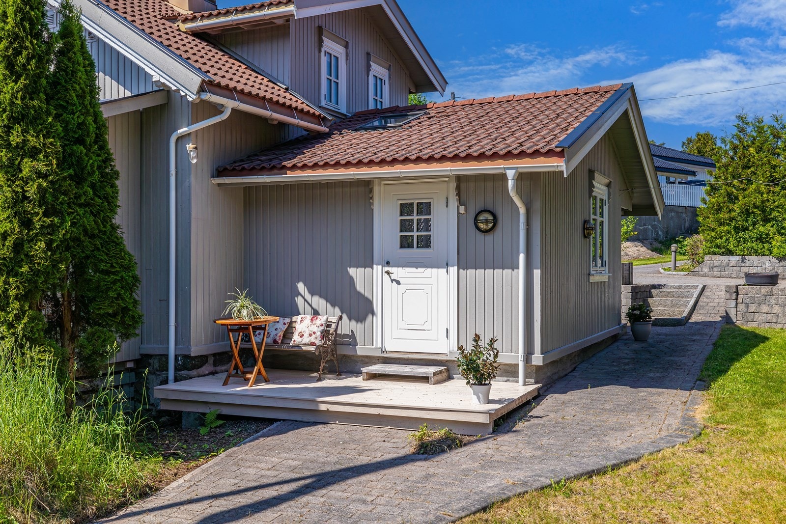 Hyggelig frokost veranda ved inngangspartiet. Galleribilde