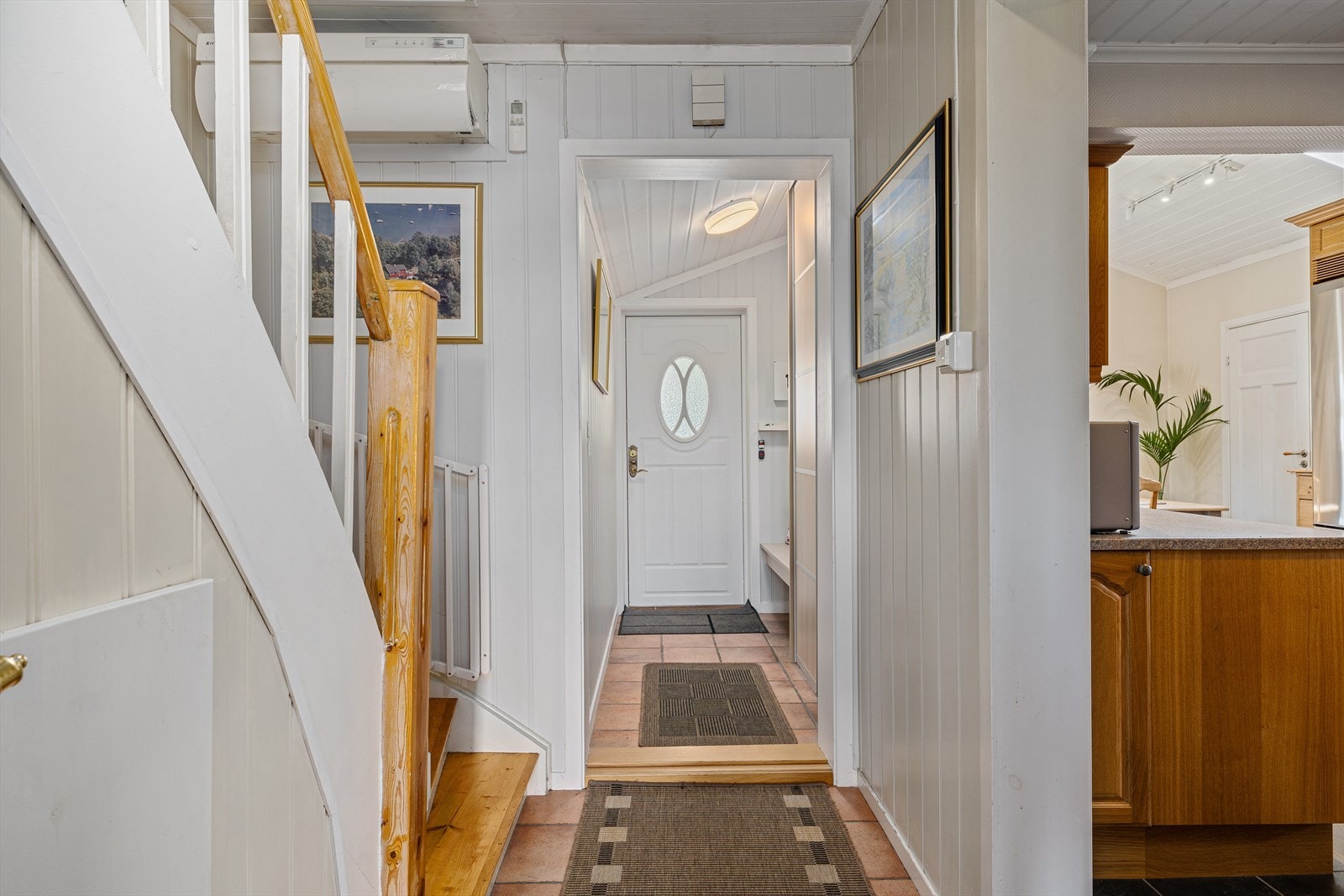 Første møte med boligen er en lys og pen entrè. Galleribilde