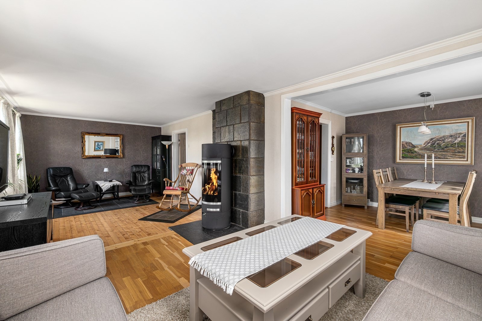 Meget romslig stue med gode møbleringsmuligheter. Galleribilde