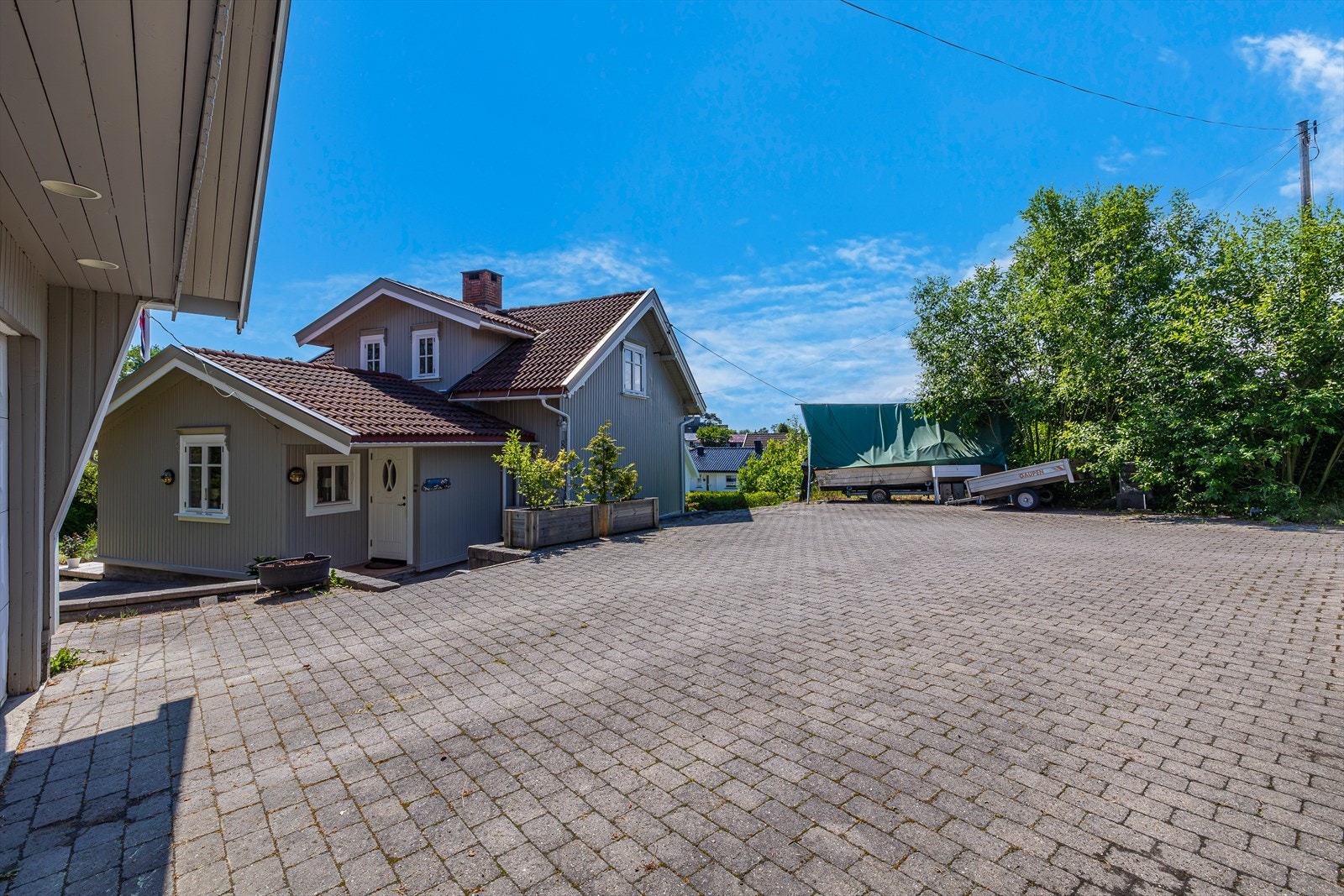 Romslig gårdsplass med beleggningsstein. Galleribilde