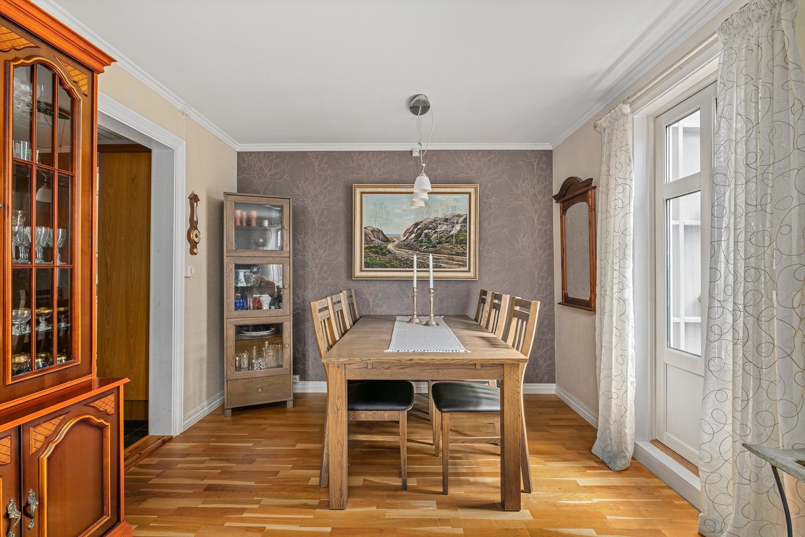 God plass til spisebord og mange middagsgjester. Galleribilde