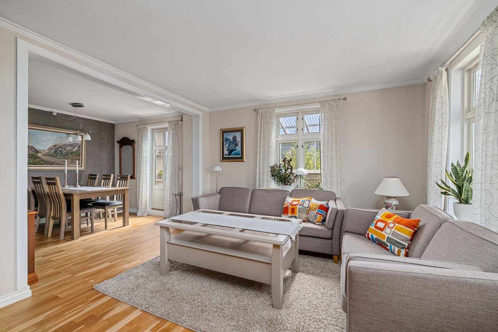 Lys og delikat stue med eikeparkett. Galleribilde