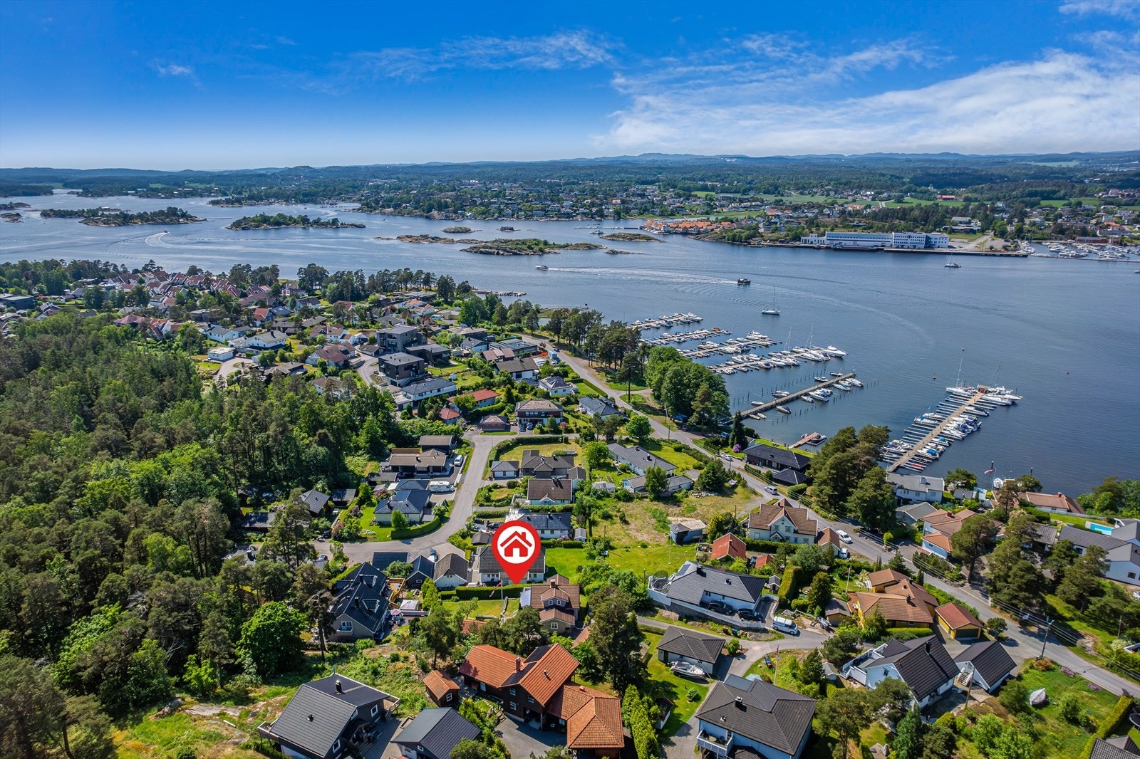 Asnes har flere lune viker med solvarme svaberg og vakre sandstrender. Området byr på idyllisk skjærgård med flere øyer og et yrende båtliv i sommerhalvåret. Galleribilde