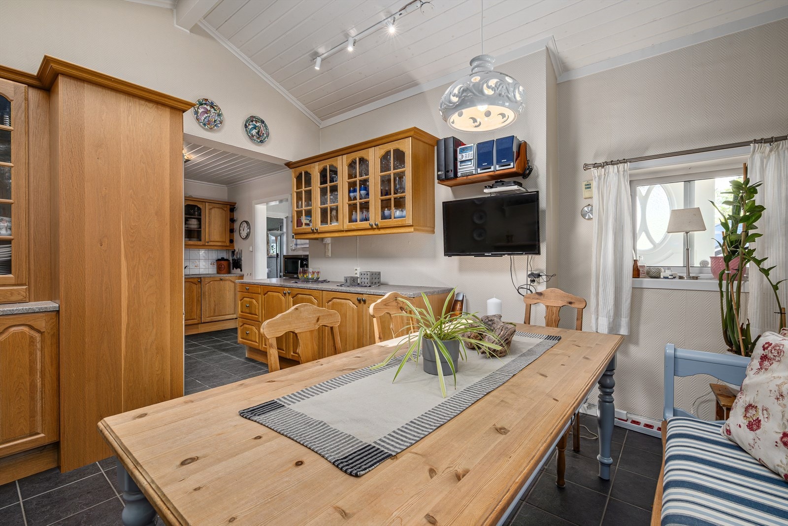 Hyggelig spiseplass på kjøkkenet. Galleribilde