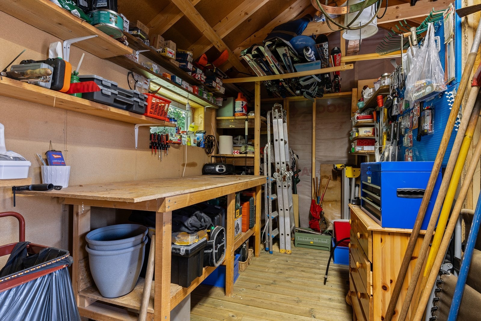 Innvendig i uthuset Galleribilde