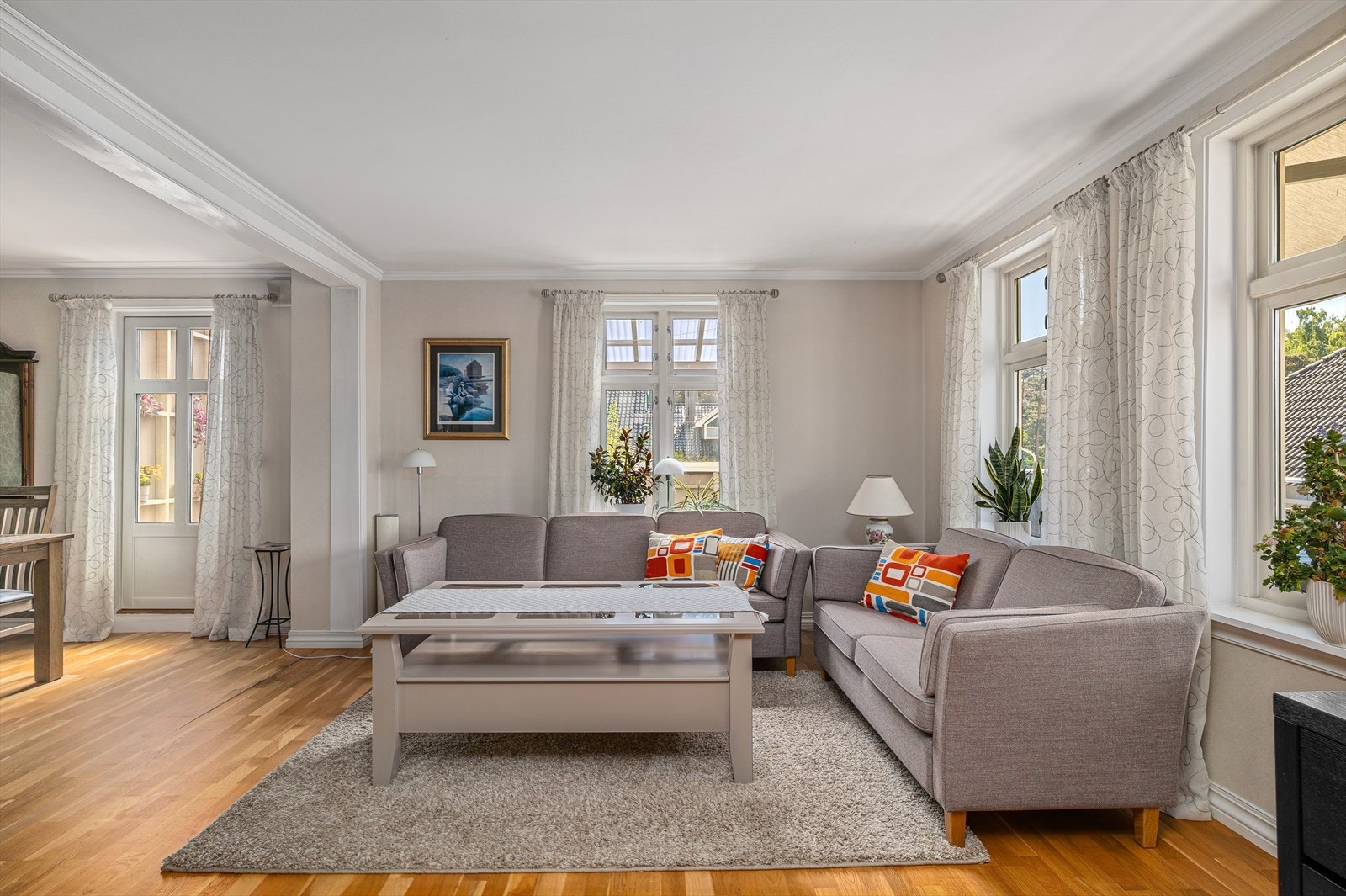 Fra stuen er det utgang til innglasset terrasse. Galleribilde