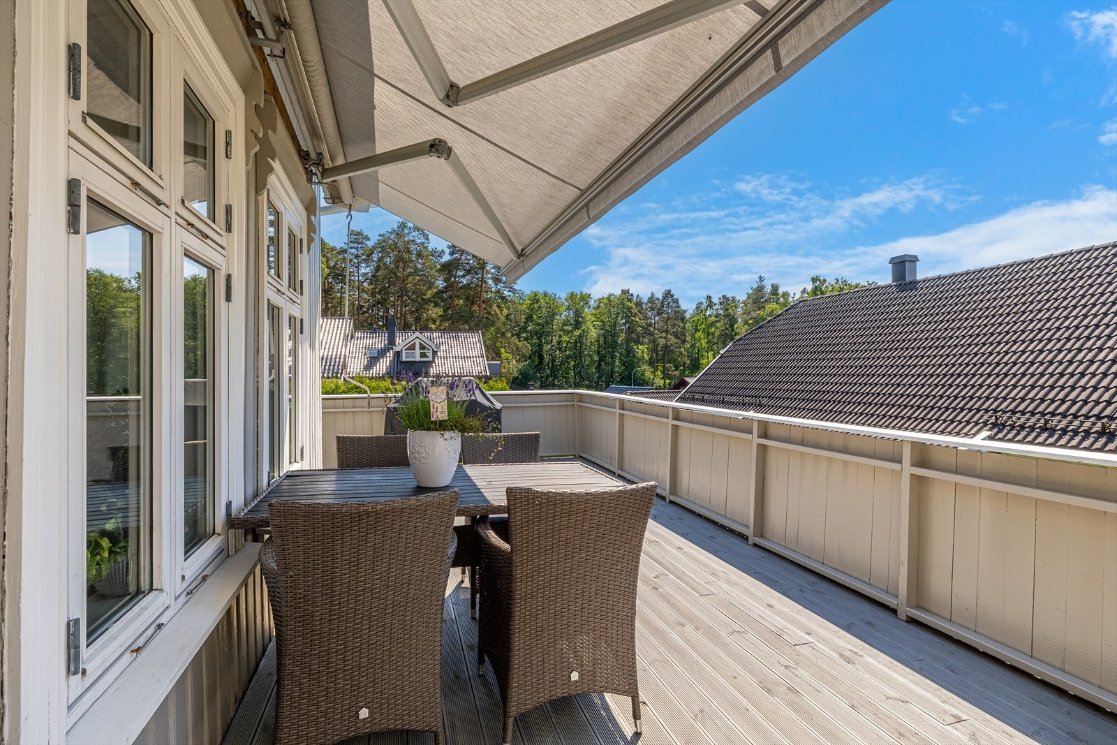 Stor markise over deler av terrassen. Galleribilde