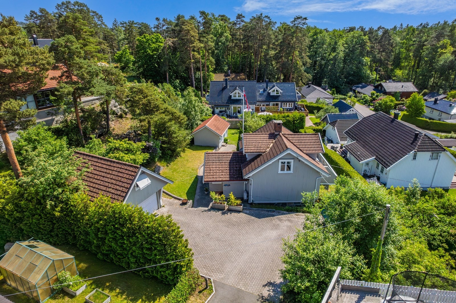 Attraktiv beliggenhet, godt skjermet og usjenert i et barnevennlig og lite trafikkert boligområde. Galleribilde