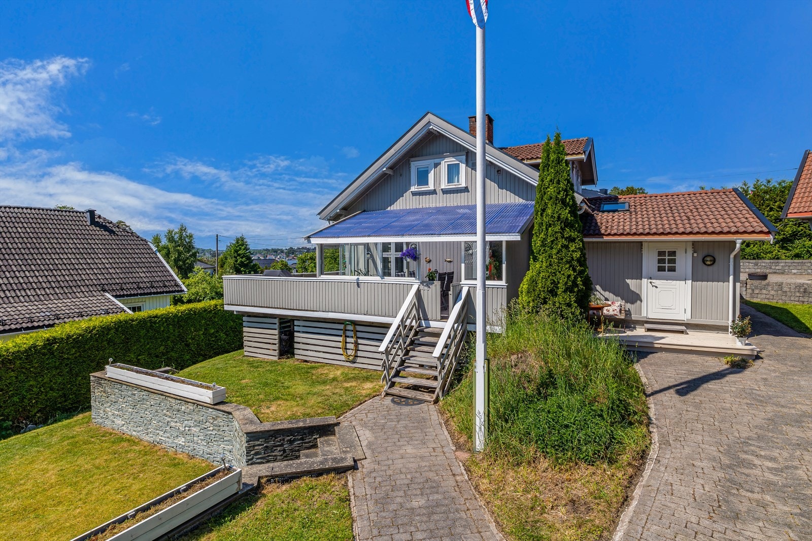 Pent opparbeidet hage med gressplen og prydbusker. Galleribilde