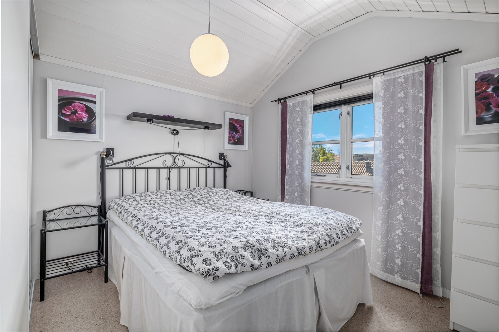 Lyst og pent hovedsoverom med skyvedørsgarderobe. Galleribilde