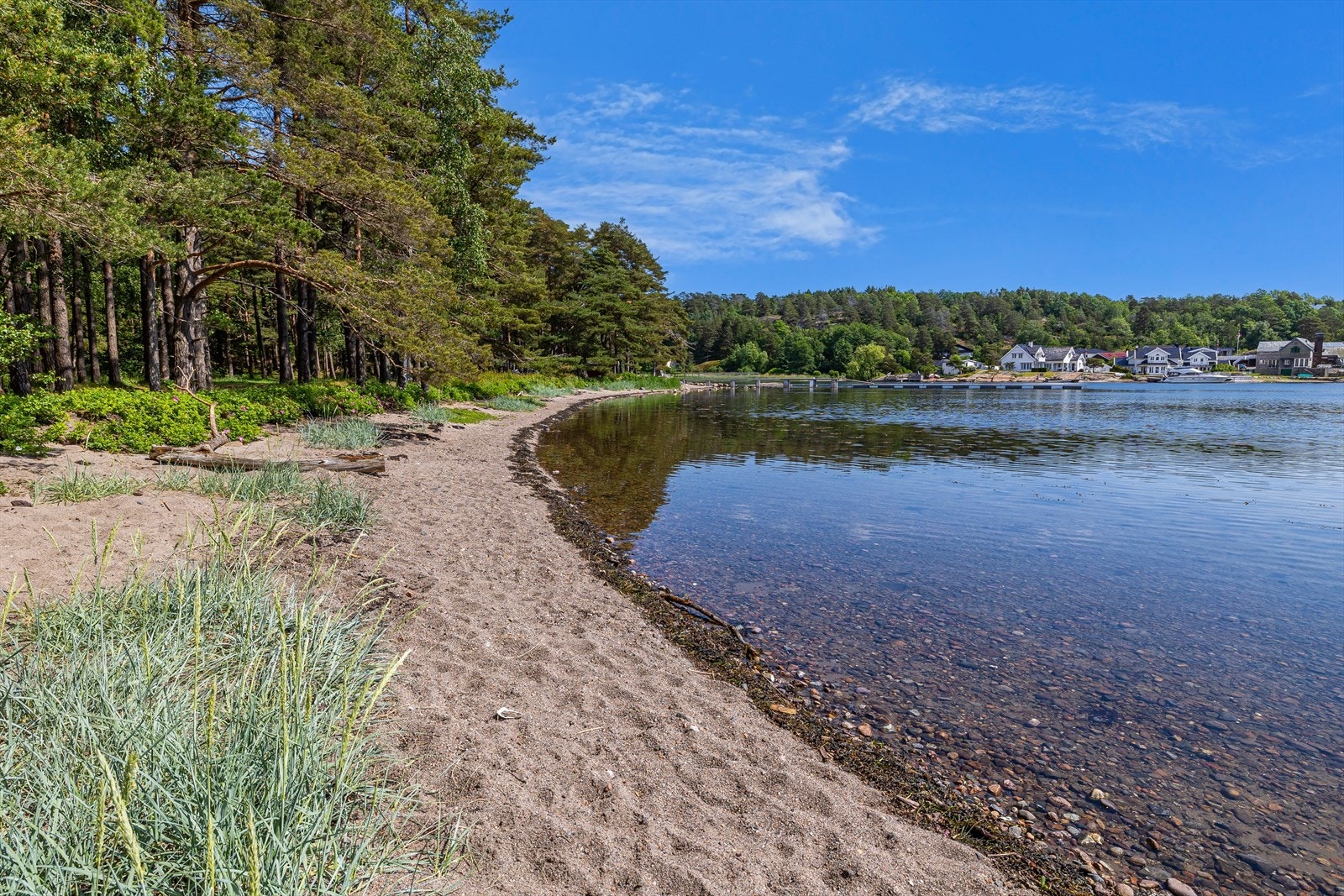 Boligen ligger kun en liten spasertur fra Korsvik, Tangen og vakre Asnes. Her kan man fint si at eiendommen er omringes av sjø og flotte badestrender. Galleribilde
