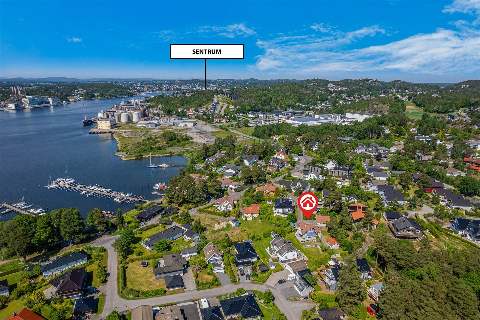 Har man båt i nærheten er det kort vei inn til bryggene ved indre havn for en deilig lunsj. Utover fjorden har man populære holmer og badestrender. Korsvik/Asnes ligger ca. 4,5 km ut på Vesterøya og har mange fine fasiliteter i området. Galleribilde