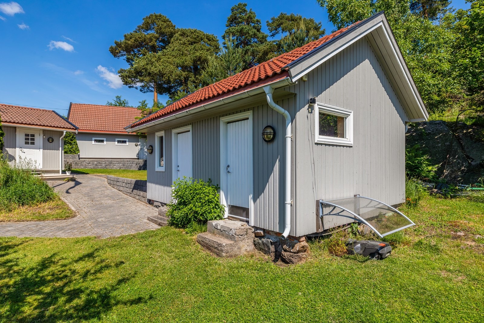 Uthus i tre på gruset gulv og tregulv. Kledd med stående kledning. Saltak tekket med betongtakstein. To dører i tre. Innlagt strøm. Renovert i 2014. Galleribilde